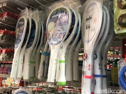 Cara Pegang Raket Nyamuk Biar Nggak Capek, Posisi Tangan dan Arah Ayunan