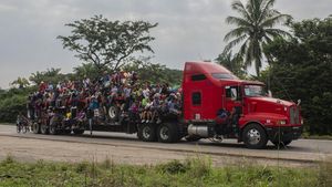 Ratusan Migran Berebut Naik Truk Demi Menuju AS
