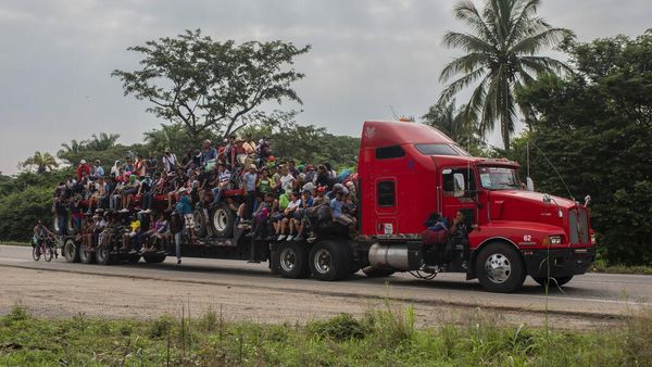 Ratusan Migran Berebut Naik Truk Demi Menuju AS