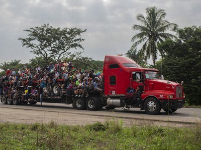 Ratusan Migran Berebut Naik Truk Demi Menuju AS