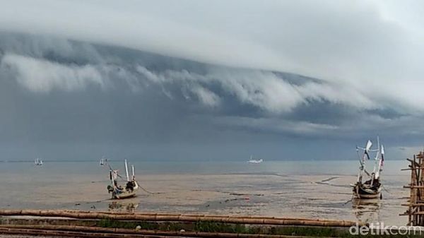Awan Mirip Tsunami Terlihat di Langit Pamekasan
