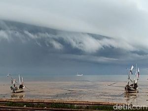 Awan Mirip Tsunami Terlihat di Langit Pamekasan Awan Mirip Tsunami Terlihat di Langit Pamekasan