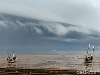 Awan Mirip Tsunami Terlihat di Langit Pamekasan