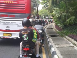 Ribuan Bonek Antar dan Lepas Tim Persebaya Tanding Seri 3 BRI Liga 1