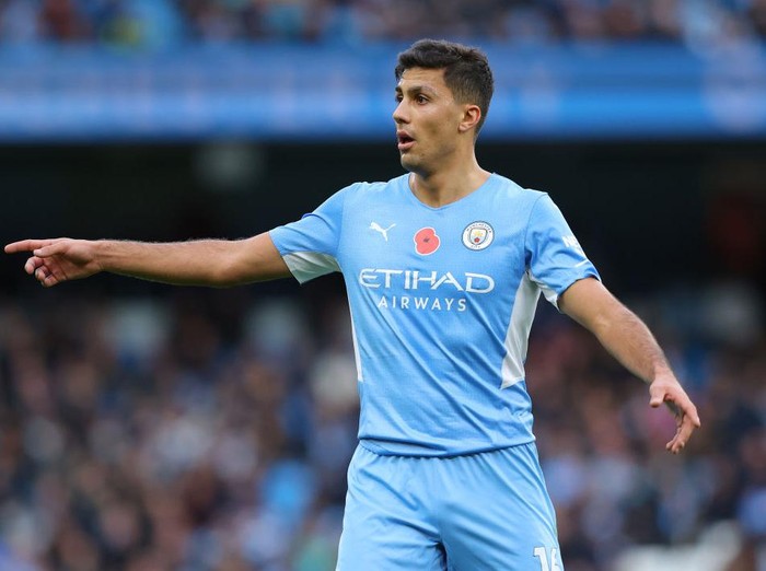 LONDON, ENGLAND - SEPTEMBER 25: Rodri of Manchester City during the Premier League match between Chelsea and Manchester City at Stamford Bridge on September 25, 2021 in London, England. (Photo by Catherine Ivill/Getty Images)