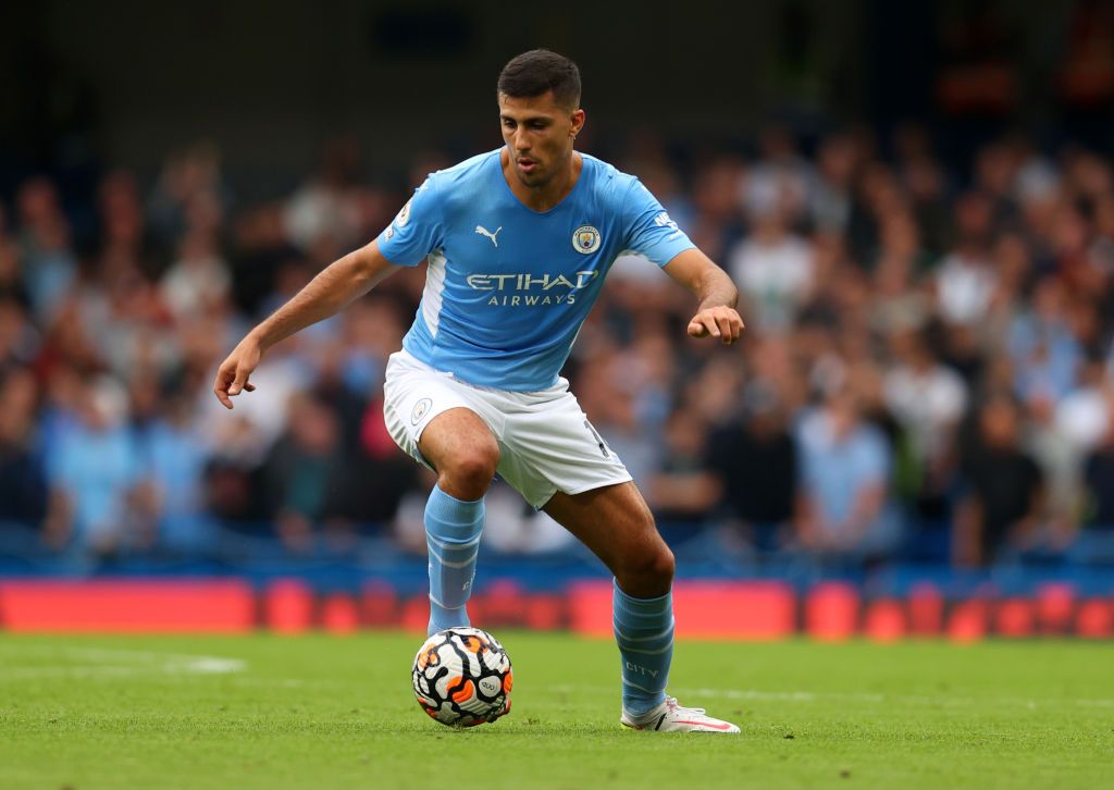 LONDON, ENGLAND - SEPTEMBER 25: Rodri of Manchester City during the Premier League match between Chelsea and Manchester City at Stamford Bridge on September 25, 2021 in London, England. (Photo by Catherine Ivill/Getty Images)