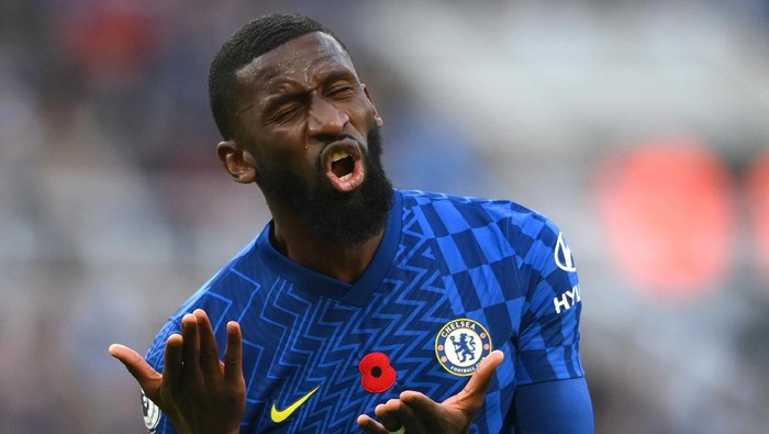 NEWCASTLE UPON TYNE, ENGLAND - OCTOBER 30: Chelsea player Antonio Rudiger reacts in frustraition during the Premier League match between Newcastle United and Chelsea at St. James Park on October 30, 2021 in Newcastle upon Tyne, England. (Photo by Stu Forster/Getty Images)
