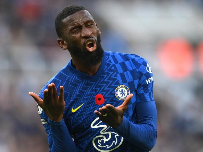 NEWCASTLE UPON TYNE, ENGLAND - OCTOBER 30: Chelsea player Antonio Rudiger reacts in frustraition during the Premier League match between Newcastle United and Chelsea at St. James Park on October 30, 2021 in Newcastle upon Tyne, England. (Photo by Stu Forster/Getty Images)