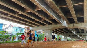 Semringah Anak-anak di Kolong Tol Becakayu