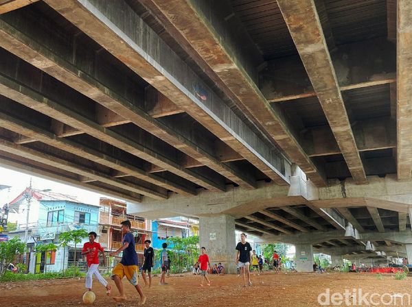 Semringah Anak-anak di Kolong Tol Becakayu