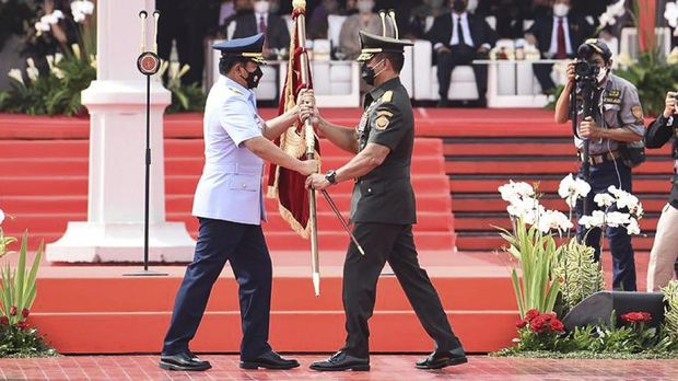 Marsekal Hadi Tjahjanto resmi menyerahkan jabatan Panglima TNI kepada Jenderal Andika Perkasa di Lapangan Mabes TNI, Kamis (18/11)
