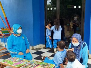 Murid PAUD di Tangerang Belajar di Teras Gegara Dilarang RW Pakai Gedung