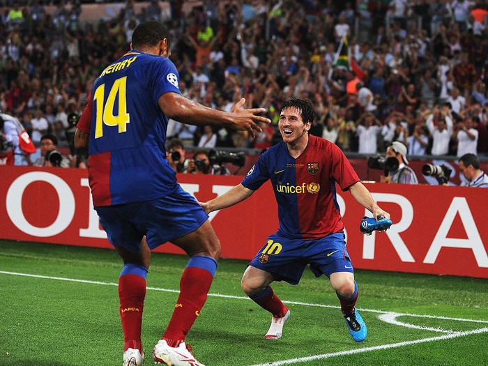 ROME - MAY 27:  Lionel Messi of Barcelona celebrates with his team mate Thierry Henry after Messi scored the second goal for Barcelona during the UEFA Champions League Final match between Barcelona and Manchester United at the Stadio Olimpico on May 27, 2009 in Rome, Italy.  (Photo by Jasper Juinen/Getty Images)