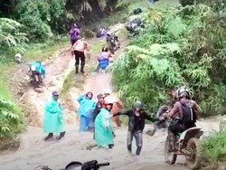 2 Hari Tim Vaksin Seberang Sungai-Daki Bukit Datangi 3 Desa Terjauh Polman