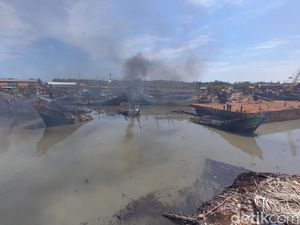 Titik Api Masih Muncul di Lokasi Kebakaran Kapal Pelabuhan Tegal