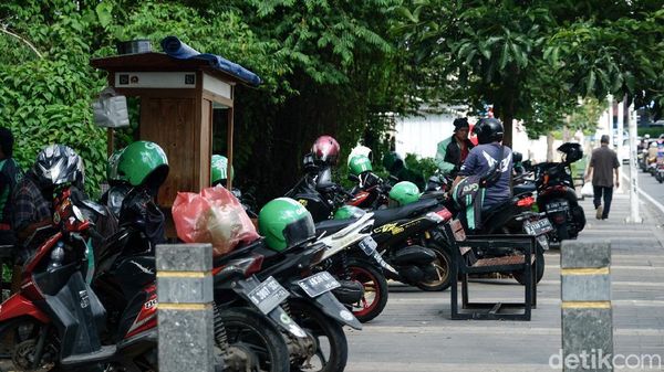Trotoar Keren di Kemang Cuma jadi Lahan Parkir