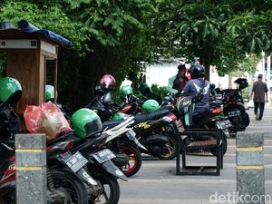 Trotoar Keren di Kemang Cuma jadi Lahan Parkir Trotoar Keren di Kemang Cuma jadi Lahan Parkir