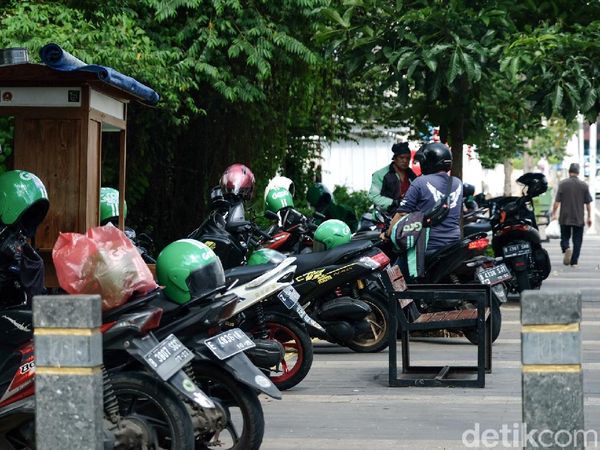 Trotoar Keren di Kemang Cuma jadi Lahan Parkir