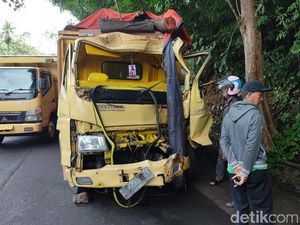 Truk Pengangkut Kayu Tabrak Pohon di Ciamis, Dua Penumpang Sempat Terjepit