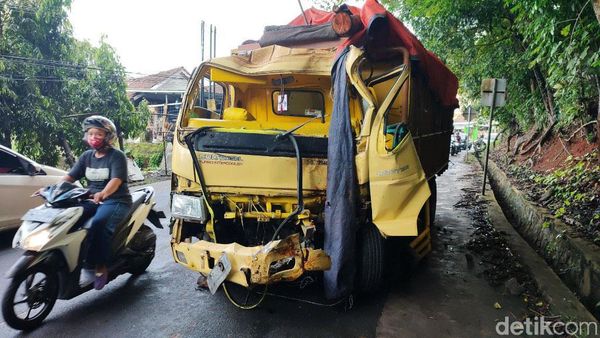 Truk Pengangkut Kayu Tabrak Pohon di Ciamis