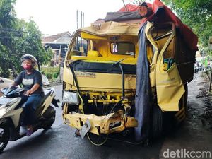 Truk Pengangkut Kayu Tabrak Pohon di Ciamis