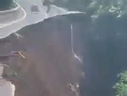 Beredar Video Jalan Menuju Wisata Bromo Amblas, Polisi Sebut Itu Hoaks