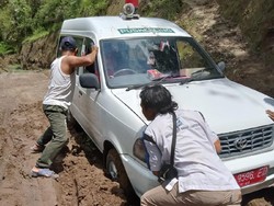 Perjuangan Tim Vaksin Boyolali: Terjebak Longsor-Jalan Kaki di Lereng Merapi