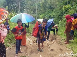 4 Hari Terisolir karena Longsor, Ratusan Warga Polman Terancam Kelaparan