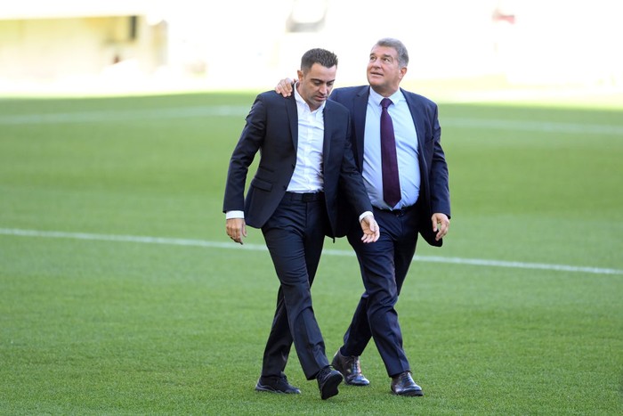 BARCELONA, SPAIN - NOVEMBER 08: New FC Barcelona Head Coach Xavi Hernandez (L) and Joan Laporta, President of FC Barcelona walk across the pitch during a press conference at Camp Nou on November 08, 2021 in Barcelona, Spain. (Photo by David Ramos/Getty Images)