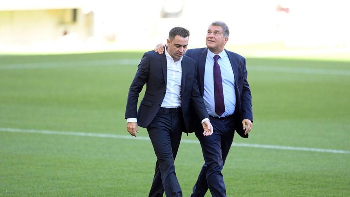 BARCELONA, SPAIN - NOVEMBER 08: New FC Barcelona Head Coach Xavi Hernandez (L) and Joan Laporta, President of FC Barcelona walk across the pitch during a press conference at Camp Nou on November 08, 2021 in Barcelona, Spain. (Photo by David Ramos/Getty Images)
