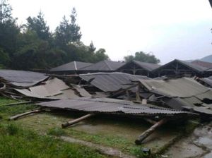 100 Kios Pedagang Pasar di Bandung Barat Ambruk Diterjang Angin