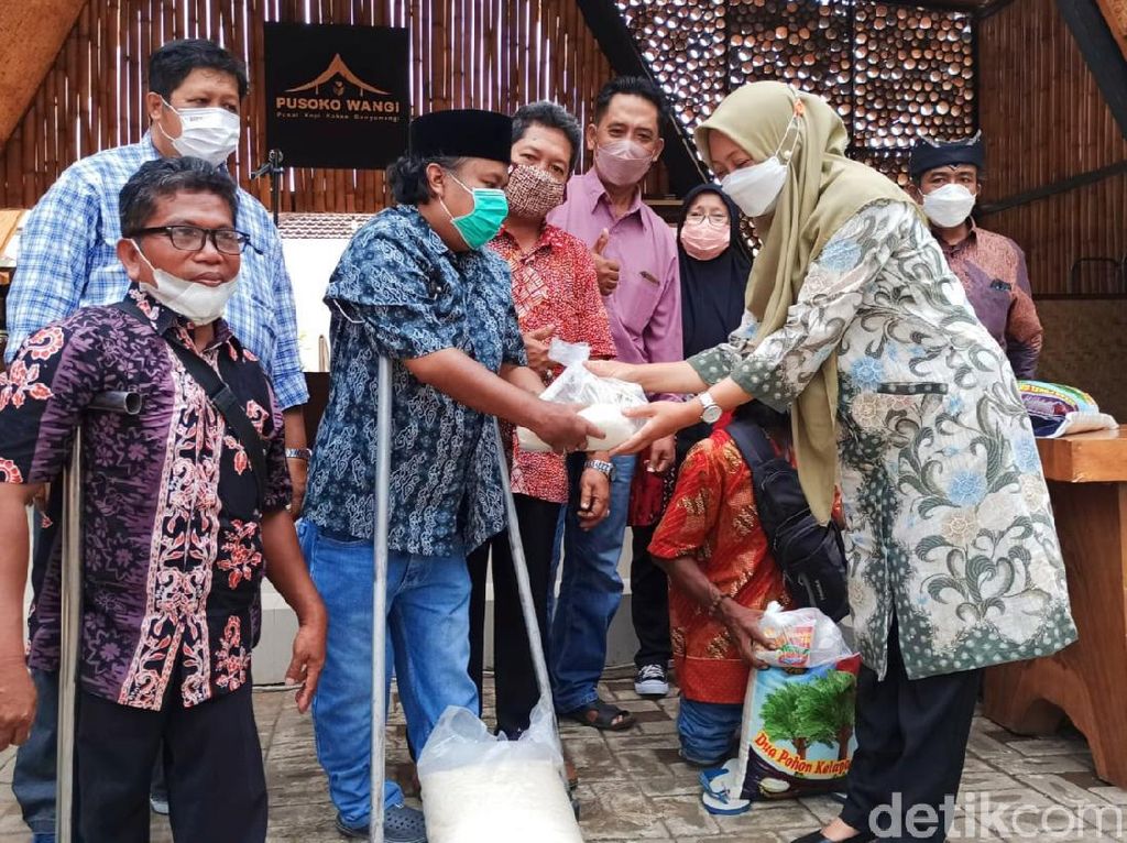 AKRAB Banyuwangi Berikan Bantuan Sosial Kepada UMKM Terdampak Pandemi AKRAB Banyuwangi Berikan Bantuan Sosial Kepada UMKM Terdampak Pandemi