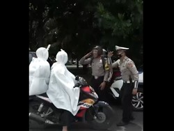 Aksi Kocak Polres Tasik Demi Warga Tertib Lalu Lintas-Prokes