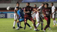 Persipura mengawali pertandingan dengan gaspol serangan.