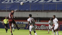Tak mau kalah, Borneo juga bekerja keras melancarkan serangan.