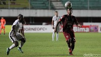 Babak kedua, Persipura dan Borneo saling membangun serangan.