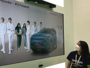Niat Banget! Pengunjung Ini Datang ke GIIAS Cuma untuk Foto Bareng BTS