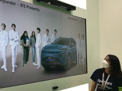 Niat Banget! Pengunjung Ini Datang ke GIIAS Cuma untuk Foto Bareng BTS