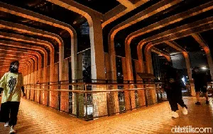 Gemerlap Cahaya Kota di Balik Cakrawala Jakarta Gemerlap Cahaya Kota di Balik Cakrawala Jakarta