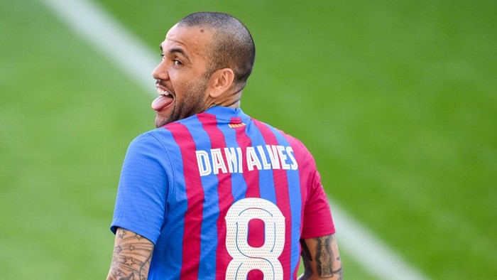 BARCELONA, SPAIN - NOVEMBER 17: Dani Alves reacts as he is presented as a FC Barcelona player at Camp Nou on November 17, 2021 in Barcelona, Spain. (Photo by David Ramos/Getty Images)