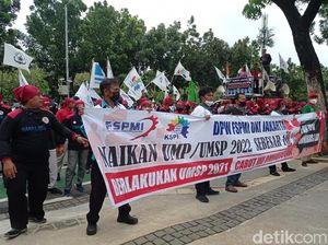 Buruh Demo Lagi di Balai Kota DKI, Tuntut Anies Naikkan UMP 10% Buruh Demo Lagi di Balai Kota DKI, Tuntut Anies Naikkan UMP 10%