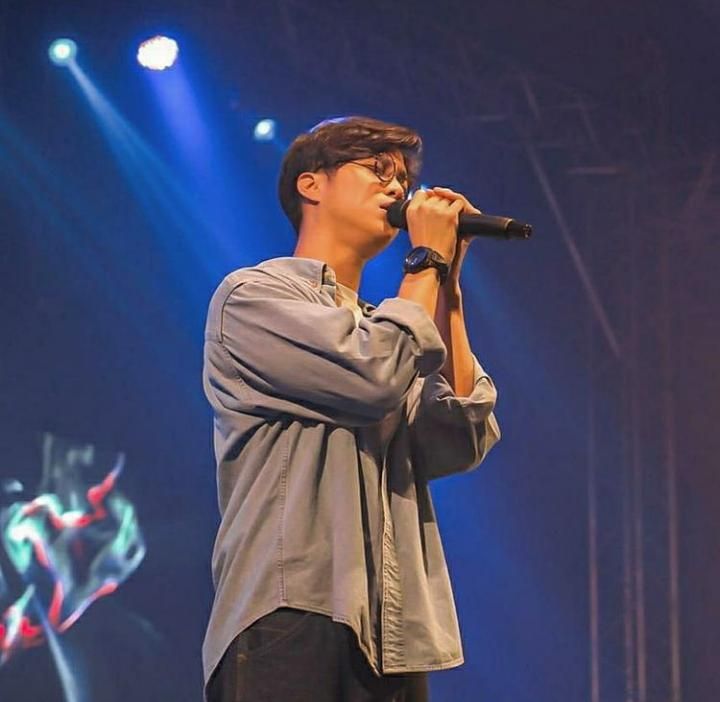 Meskipun hanya sepenggal, lagu ini cukup mewakili lagu galau tentang hujan yang dapat membuat teringat mantan