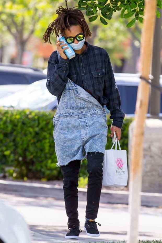 Foto: pinterest.com/New York Magazine Jaden Smith mengenakan denim overalls/