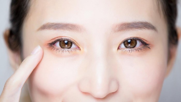 Ilustrasi mata close up of beauty woman pointing her eye mata mengganjal