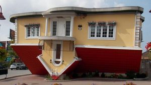 7 Ide Rumah Unik yang Bentuknya Tak Masuk Akal, Mirip Kerang Hingga UFO