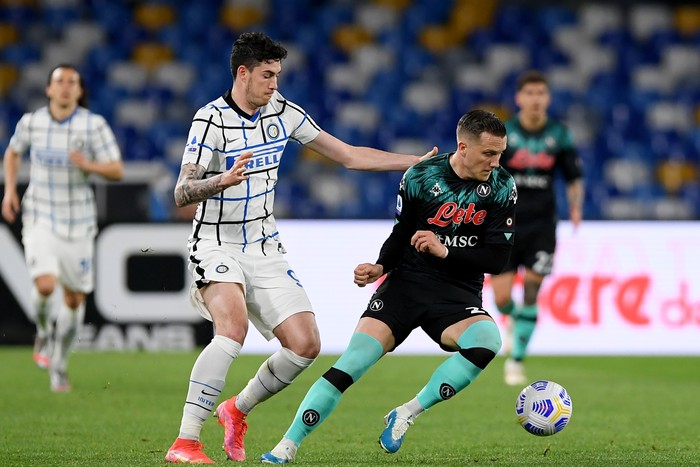 NAPLES, ITALY - APRIL 18: Piotr Zielinski of Napoli and Alessandro Bastoni of FC Internazionale  battle for the ball  during the Serie A match between SSC Napoli  and FC Internazionale at Stadio Diego Armando Maradona on April 18, 2021 in Naples, Italy. Sporting stadiums around Italy remain under strict restrictions due to the Coronavirus Pandemic as Government social distancing laws prohibit fans inside venues resulting in games being played behind closed doors.  (Photo by Francesco Pecoraro/Getty Images)