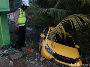 Sopir Ngantuk, Truk Tabrak Mobil Parkir dan Teras Rumah di Lamongan