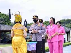 Kapolri Beri Bansos-Motivasi ke Pekerja Seni Terdampak Pandemi di DIY