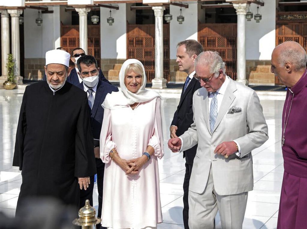 Lawatan ke Mesir, Pangeran Charles Mampir ke Masjid Al Azhar dan Piramida