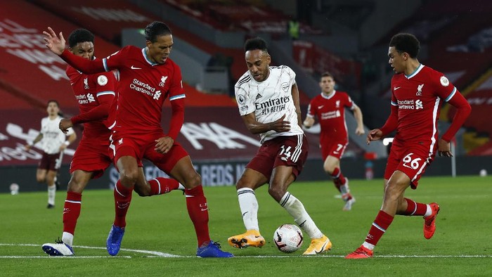 LIVERPOOL, ENGLAND - SEPTEMBER 28: Pierre-Emerick Aubameyang of Arsenal is put under pressure by Virgil van Dijk and Trent Alexander-Arnold of Liverpool during the Premier League match between Liverpool and Arsenal at Anfield on September 28, 2020 in Liverpool, England. Sporting stadiums around the UK remain under strict restrictions due to the Coronavirus Pandemic as Government social distancing laws prohibit fans inside venues resulting in games being played behind closed doors. (Photo by Jason Cairnduff - Pool/Getty Images)
